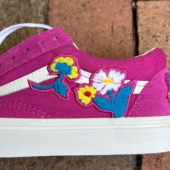 NEW VANS Old Skool Embroidered Flower Sneakers in Fuchsia Pink - Picture 5 of 8